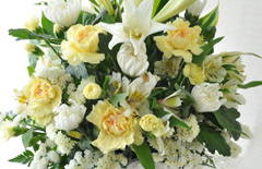 弔電・お悔やみ電報「アレンジメント（白＆黄）」白と黄のお花を基調にした弔電
