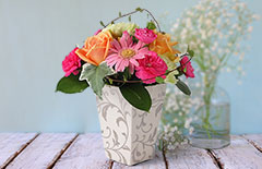カラフルな旬のお花をお洒落なポットにアレンジした祝電の「エレガントミックス　メッセージ」
