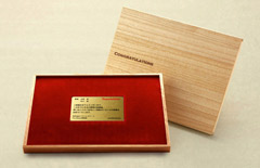桐箱にゴールドカードメッセージを添えたカードタイプの祝電「Forever・KIRI」