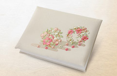 丹後ちりめんに華やかな八重花を刺繍した祝電の「日本刺繍　華憐」