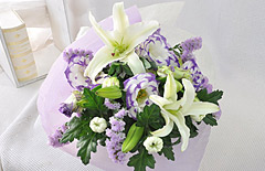 弔電・お悔やみ電報「オリエンタルリリーの花束（白＆紫）」白と紫のお花を基調にした弔電