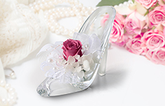 インテリアとして飾れる”シンデレラの靴”にプリザーブドフラワーをアレンジした祝電の「プリザ　プリンセス（Ｆ）」