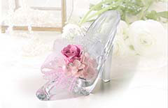 インテリアとして飾れる”シンデレラの靴”にプリザーブドフラワーをアレンジした祝電の「プリザ　プリンセス（Ｐ）」