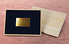 メッセージカードに1gの純金を使用した祝電の「純金電報」