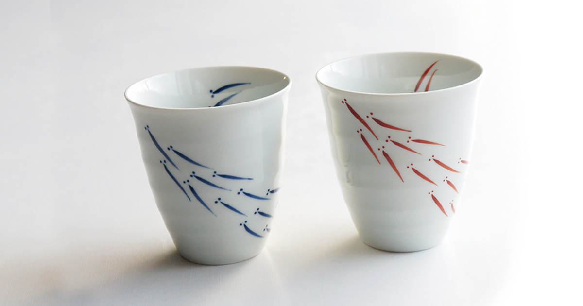 有田焼 ペアカップ（めだか）｜和モダンな結婚祝い・記念日ギフトに