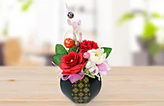 椿の彩りと黒陶器の重厚感が魅力｜和の空間に映える上品な一品