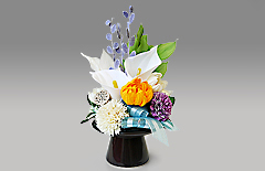 ソープフラワーを陶器に上品にアレンジしたお悔やみ用の仏花『仏花ソープフラワー 哀惜』。落ち着いた色合いとやさしい香りで、故人への哀悼の想いを丁寧に伝える弔電用フラワーギフト。