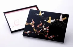 伝統工芸の美しさが際立つ祝電用台紙「会津塗 慶翔」。上品な漆黒に金の松模様をあしらった、格式と華やかさを兼ね備えたデザインで、結婚式や叙勲・受賞祝いなど、特別なお祝いに最適なベーシック祝電です。