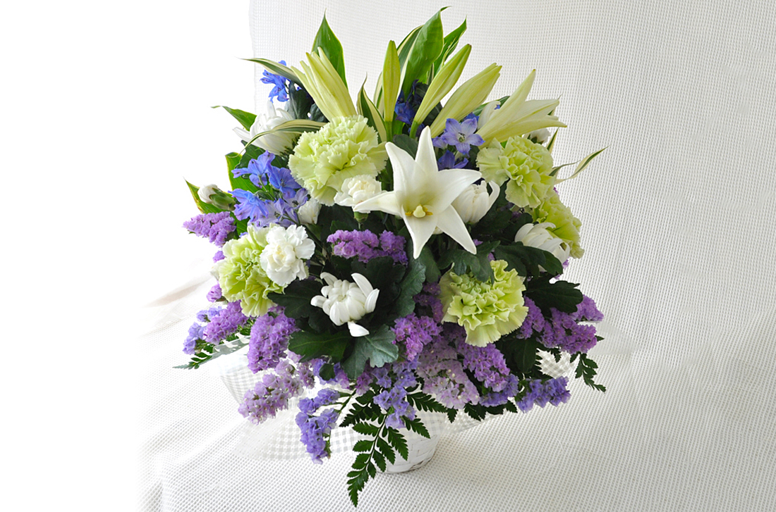 季節の白と紫のお花を使用した電報の「アレンジメント（白＆紫）」