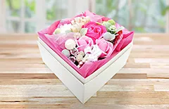 お祝いに贈る祝電ギフト「バスソープフラワー（P）」｜ピンクのバラで華やかにアレンジされたソープフラワー電報
