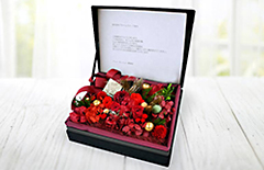 黒のベロア調素材のボックスに赤いバラのプリザーブドフラワーをアレンジした電報の「プリザーブドBOX　レッド」