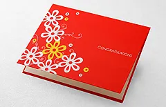 赤ベースに白と黄色の花が映える｜華やかで温かみのある台紙デザイン