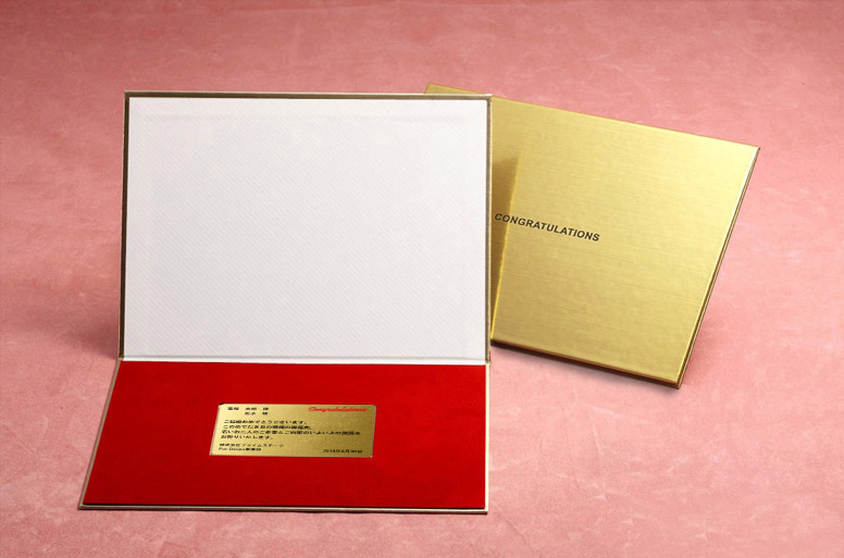 ゴールドのメッセージカードの周りに赤のベロア調素材を敷き詰めた高級感ある電報「Forever・ゴールド」
