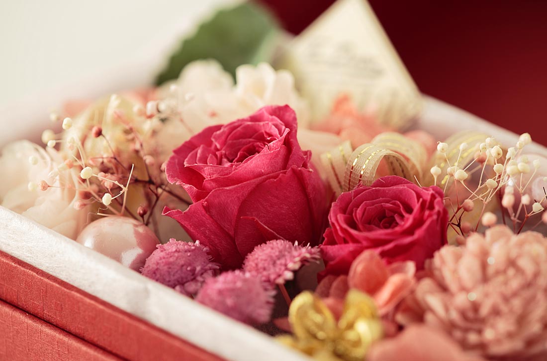 ピンクのバラが映える豪華なプリザーブドフラワー電報「Forever・グレイス」
