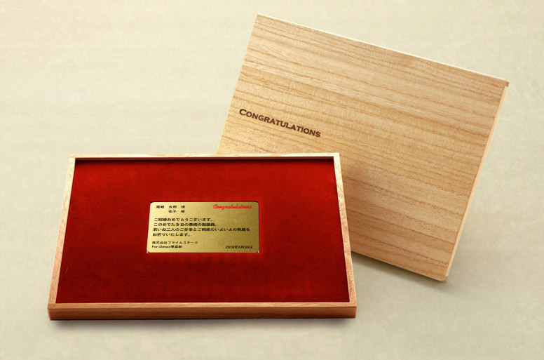 ゴールドのメッセージカードの周りに赤のベロア調素材を敷き詰めた高級感ある電報「Forever・KIRI」