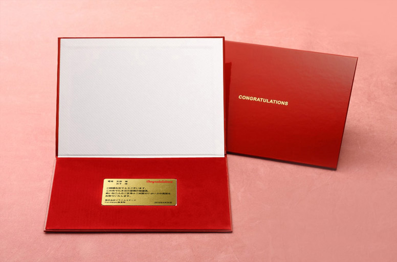 ゴールドのメッセージカードの周りに赤のベロア調素材を敷き詰めた高級感ある電報「Forever・レッド」