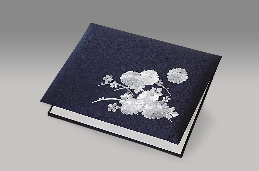 濃紺色を基調とした微細な色合いの重厚感あるの電報の「日本刺繍　偲」