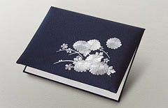 濃紺色の丹後ちりめんに絹糸で菊の花をあしらった弔電・悔やみ電報「日本刺繍　偲」