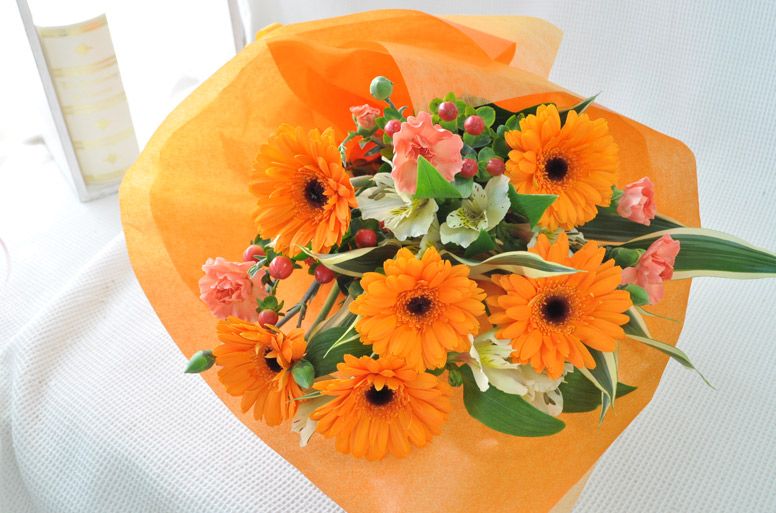 「オレンジブーケ」の電報のお花を正面から見た画像