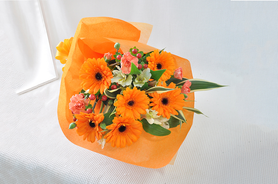 季節のお花を中心にアレンジした電報の「オレンジブーケ」
