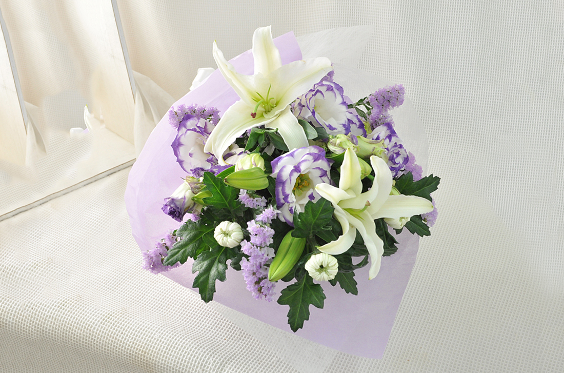 オリエンタルリリーと旬のお花を使用した電報の「オリエンタルリリーの花束（白＆紫）」
