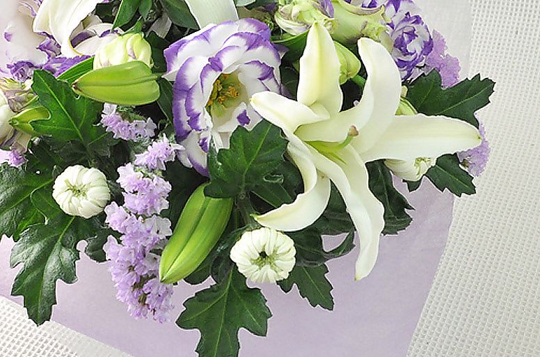 「オリエンタルリリーの花束（白＆紫）」の電報のお花をズームした画像