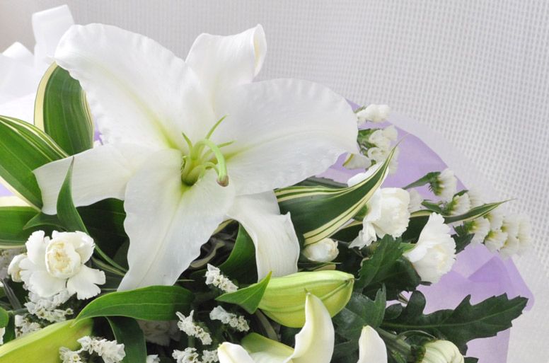 「オリエンタルリリーの花束（白）」の電報のお花をズームした画像