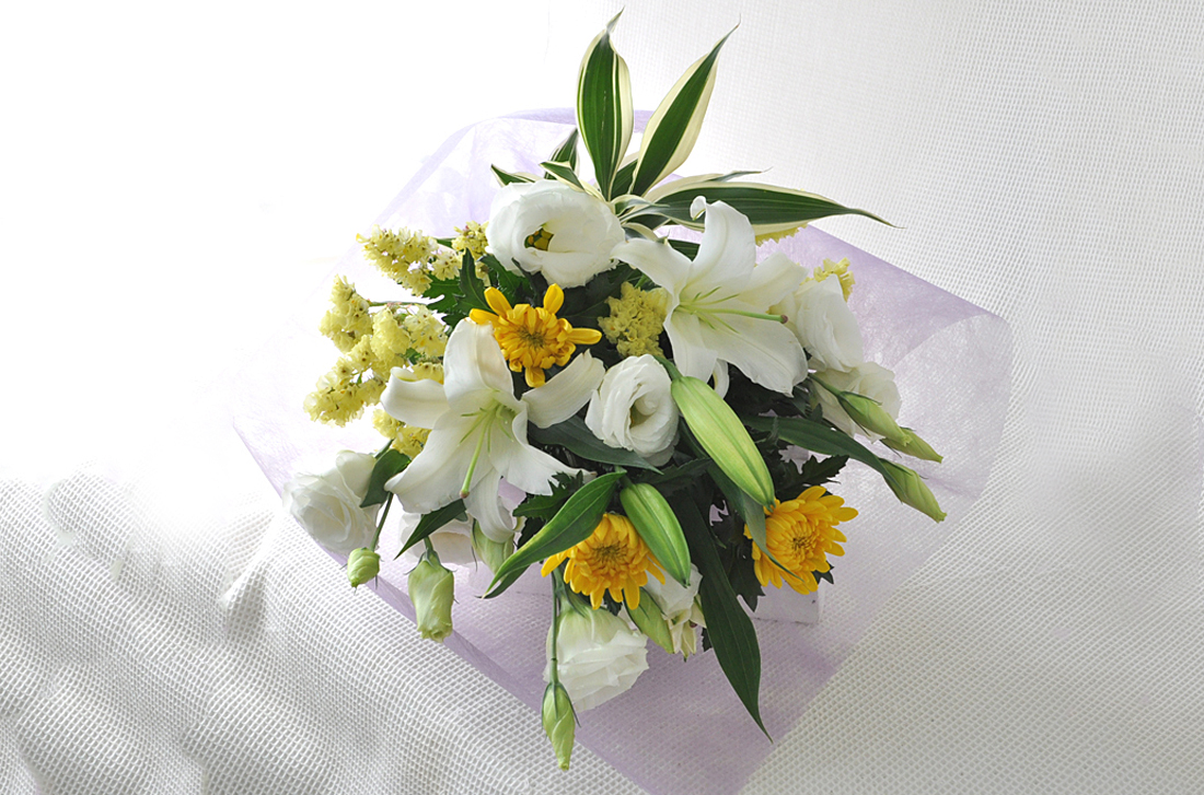 オリエンタルリリーと旬のお花を使用した電報の「オリエンタルリリーの花束（白＆黄）」