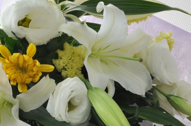 「オリエンタルリリーの花束（白＆黄）」の電報のお花をズームした画像