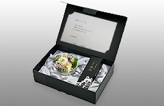 弔電プリザと線香 香樹林のセット内容｜高級線香とプリザーブドフラワーを黒箱に収めた弔電ギフト