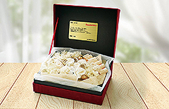 赤のベロア調素材のボックスに白いバラのプリザーブドフラワーをアレンジした電報の「プリザーブドREDBOX　ホワイト」