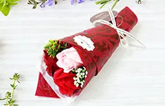 赤とピンクの彩りが華やかなアレンジ｜誕生日や記念日に最適な一品