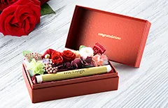 レッド系でアレンジされた華やかな祝電ギフト「プリザーブド　ルビー」｜高級感と気品を兼ね備えたプリザーブドフラワー電報