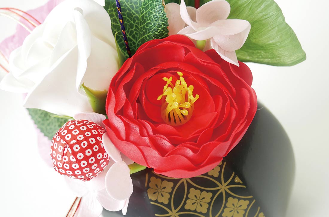 椿の赤と花器の金色の柄が上品に輝く電報「和風ソープフラワー　咲紅」