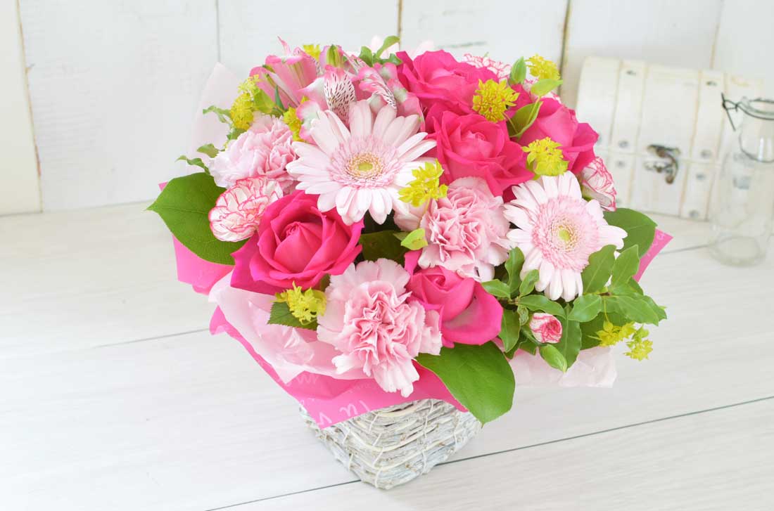 ピンク系の季節のお花をアレンジした電報の「季節の生花M（ピンク）」