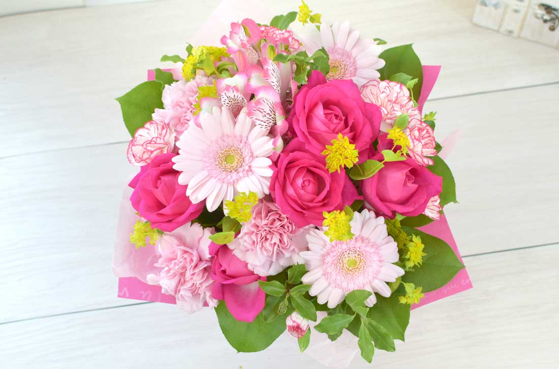 「季節の生花M（ピンク）」の電報のお花をズームした画像