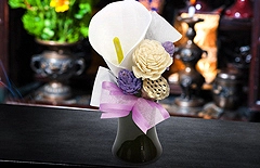 陶器にホワイトとパープル系のソープフラワーを上品にアレンジしたお悔やみ用の仏花『仏花ソープフラワー 静』。静かな祈りとともに故人への哀悼の気持ちを伝える、弔電にも添えられるフラワーギフト。