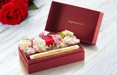 華やかな赤いボックスにやさしいピンクのプリザーブドフラワーと純白のリボンをあしらった祝電用ギフト『プリザーブド セレナ』。結婚式や特別なお祝いの電報として、上品で心温まる祝福を届けるプリザーブドフラワー電報。