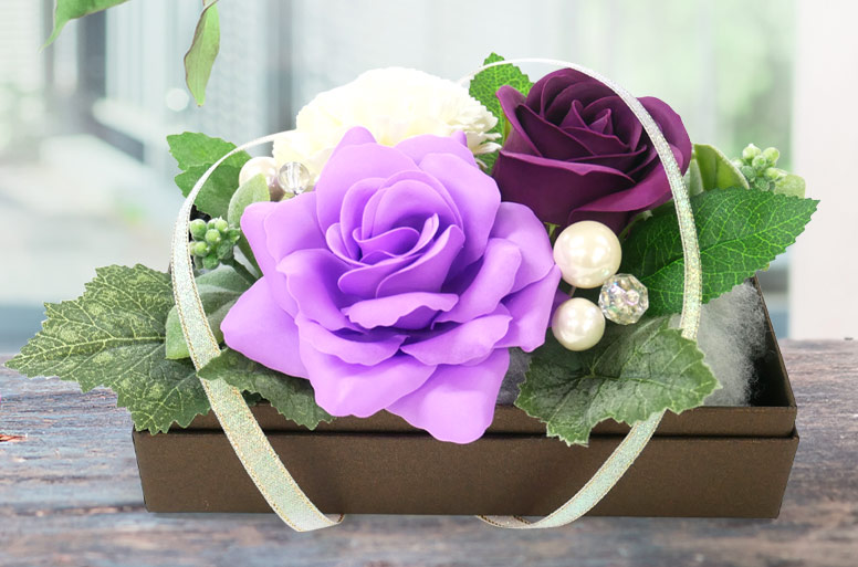 大輪のバラが印象的な結婚式に最適な電報の「ソープフラワー　パープル」