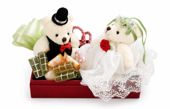 赤いボックスに飾られたウェディングベアの結婚祝いアレンジ