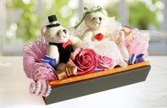 結婚祝いに贈るウェディングベア＆ソープフラワーの祝電アレンジ