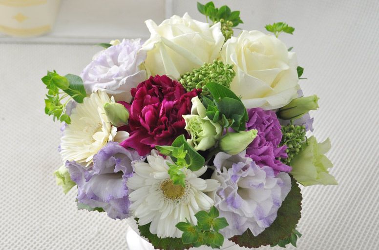 季節の白と紫のお花を使用した電報の「やすらぎ（紫）」