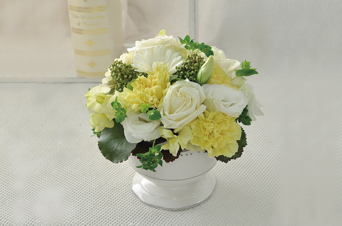 白と黄色の生花を陶器ポットにアレンジメントした供花がセットになった弔電・お悔やみ電報「やすらぎ（黄）」
