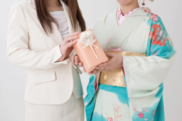 成人式の贈り物に喜ばれる祝電ギフト｜成人を祝う笑顔の様子