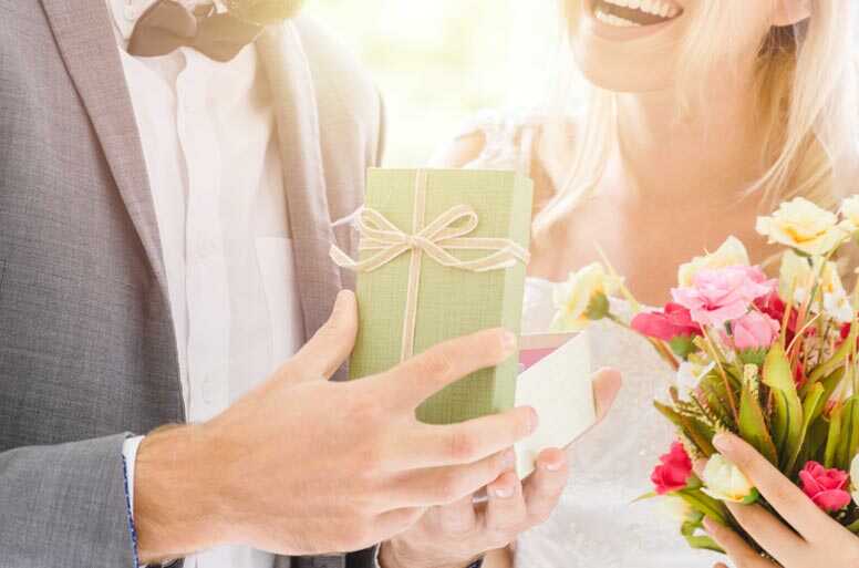 結婚式に笑いと感動を!インパクトのあるユニークな祝電文例
